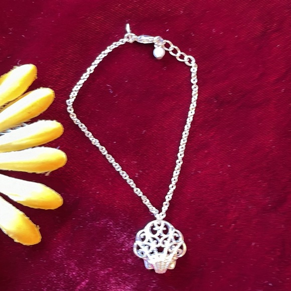 🌺 AVON; NEW - 3 Piece; Silver Shell Necklace, Bracelet + Pierced Earring Set! - Picture 5 of 10